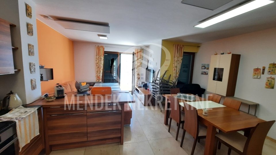 APARTMENT WITH PARKING SPACE AND SHARED POOL - MILNA - BRAČ-Croatia