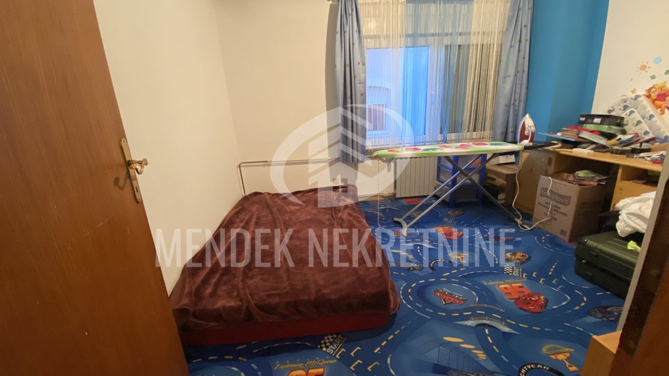 Obiteljska kuća s 2 odvojena stana, Nedelišće, 250 m2