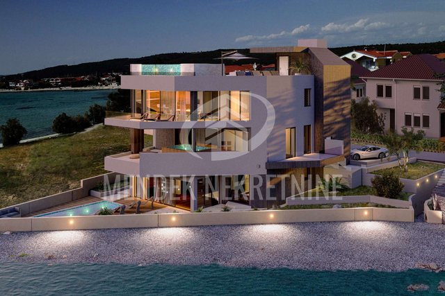 Villa mit 3 Etagen 599 m2 + Pool und Garten im Erdgeschoss + Dachterrasse mit Pool 186 m2 + 6 Parkplätze, Sukošan, zu verkaufen