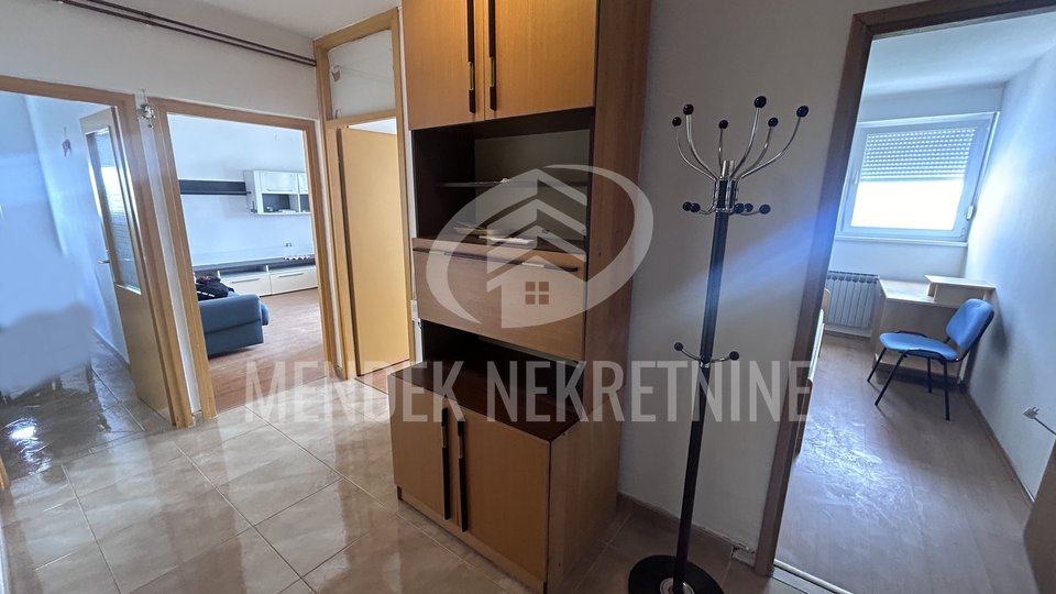 3 soban stan 65 m2, lift, Banfica, Prodaja