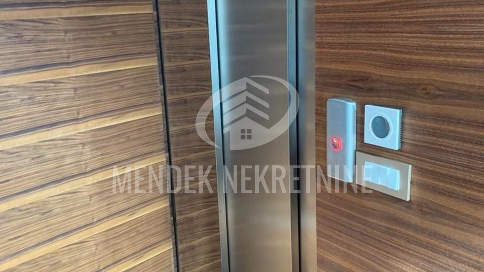 TOP LOKACIJA! LUKSUZAN PENTHOUSE SA 40 m2 ZATVORENE GARAŽE U CENTRU GRADA