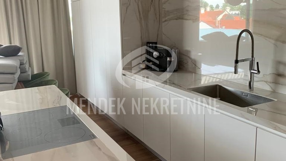 TOP LOKACIJA! LUKSUZAN PENTHOUSE SA 40 m2 ZATVORENE GARAŽE U CENTRU GRADA