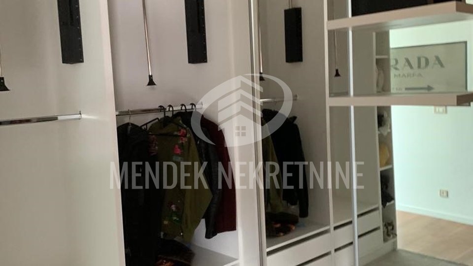 TOP LOKACIJA! LUKSUZAN PENTHOUSE SA 40 m2 ZATVORENE GARAŽE U CENTRU GRADA