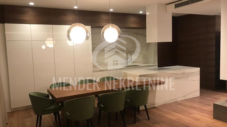 TOP LOKACIJA! LUKSUZAN PENTHOUSE SA 40 m2 ZATVORENE GARAŽE U CENTRU GRADA