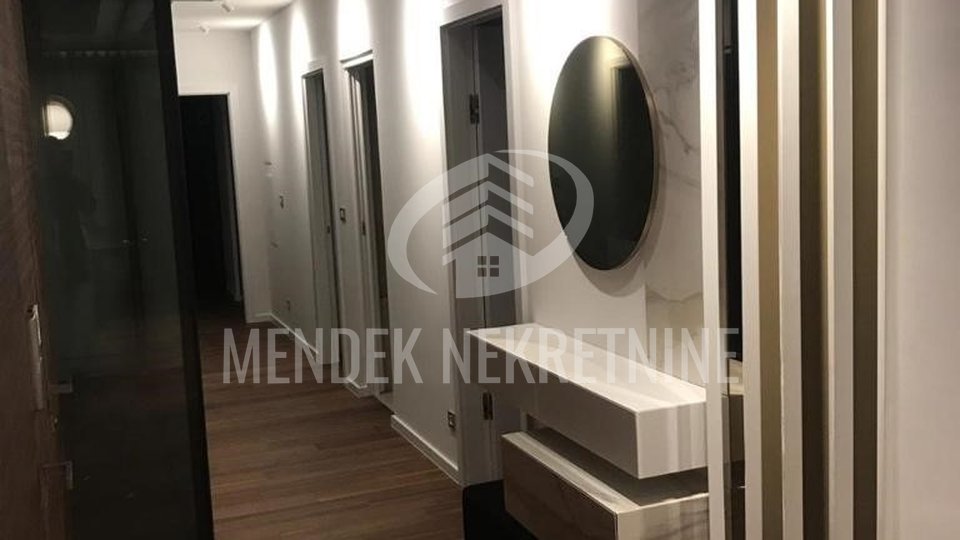 TOP LOKACIJA! LUKSUZAN PENTHOUSE SA 40 m2 ZATVORENE GARAŽE U CENTRU GRADA