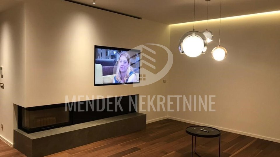 TOP LOKACIJA! LUKSUZAN PENTHOUSE SA 40 m2 ZATVORENE GARAŽE U CENTRU GRADA