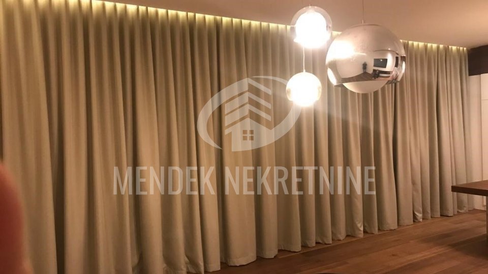 TOP LOKACIJA! LUKSUZAN PENTHOUSE SA 40 m2 ZATVORENE GARAŽE U CENTRU GRADA