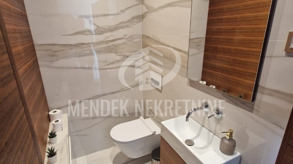 TOP LOKACIJA! LUKSUZAN PENTHOUSE SA 40 m2 ZATVORENE GARAŽE U CENTRU GRADA