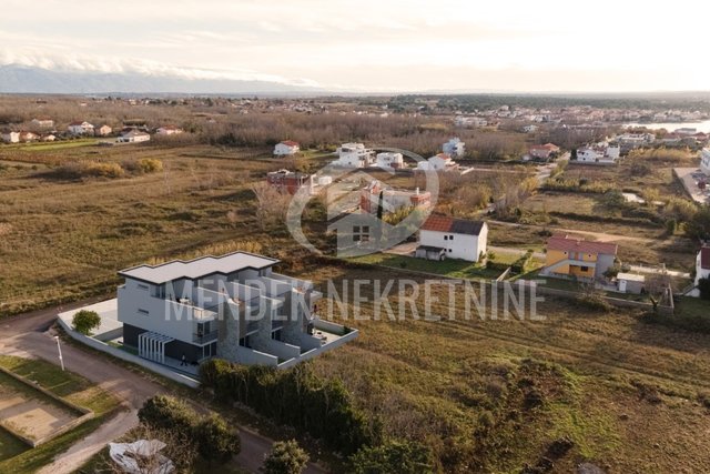 APARTMENT WITH GARDEN ON 3 FLOORS + 2 PARKING SPACES - 400m FROM THE SEA  - IN CROATIA